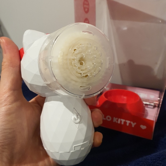 Hello Kitty 4D Facial Brush ( not new) - Picture 2 of 8